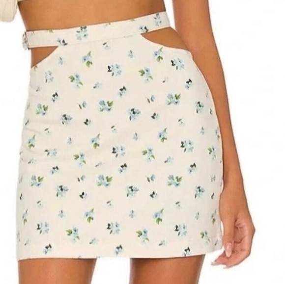 🆕We Wore What Cut-Out Mini Skirt – Ivory  Size Medium Retails $69 NWT - Picture 2 of 6